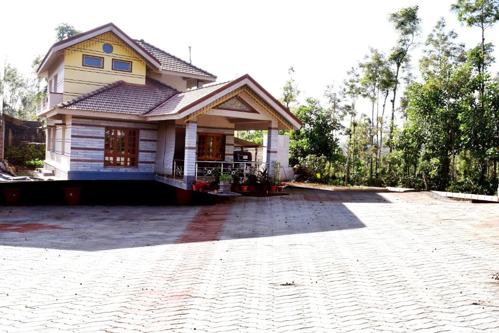 une maison avec une allée en briques devant elle dans l'établissement Naturesky Homestay - Full Villa, Home Food & Coffee Estate, à Chikmagalur