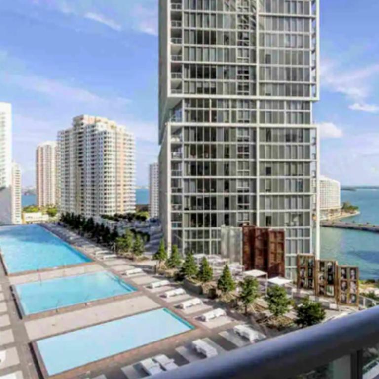 Swimming pool sa o malapit sa Vacation Apartment for Couples in Miami