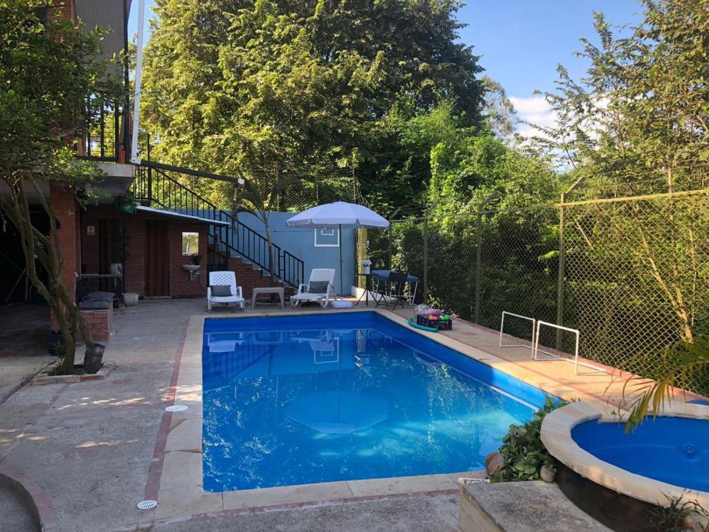 una piscina en el patio trasero de una casa en Villa Rubens, Casa familiar con piscina privada en Agua de Dios