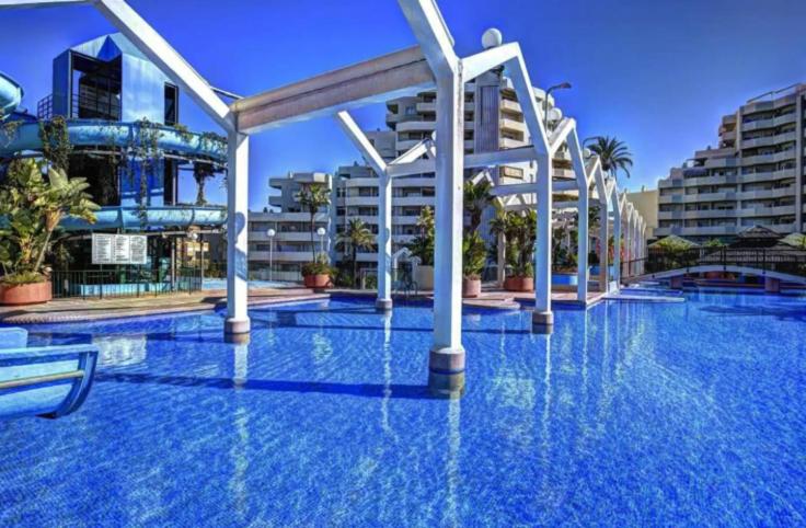 Basen w obiekcie Benal Beach deluxe apartment with panoramic sea views lub w pobliżu