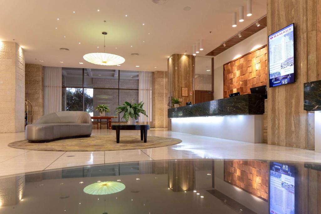 TV a/nebo společenská místnost v ubytování Ramada Jerusalem Hotel