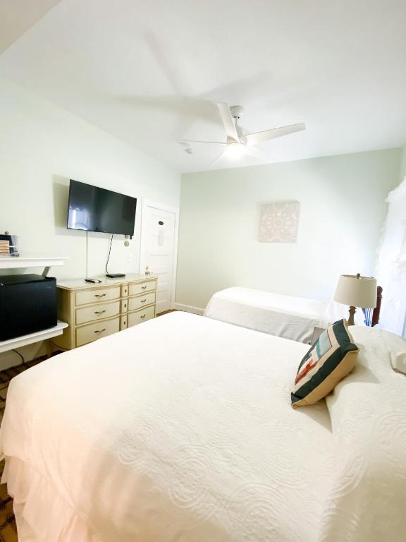 By The Sea Guests Bed & Breakfast and Suites - Habitación Triple Con 1 Queen Y 1 Twin – 111