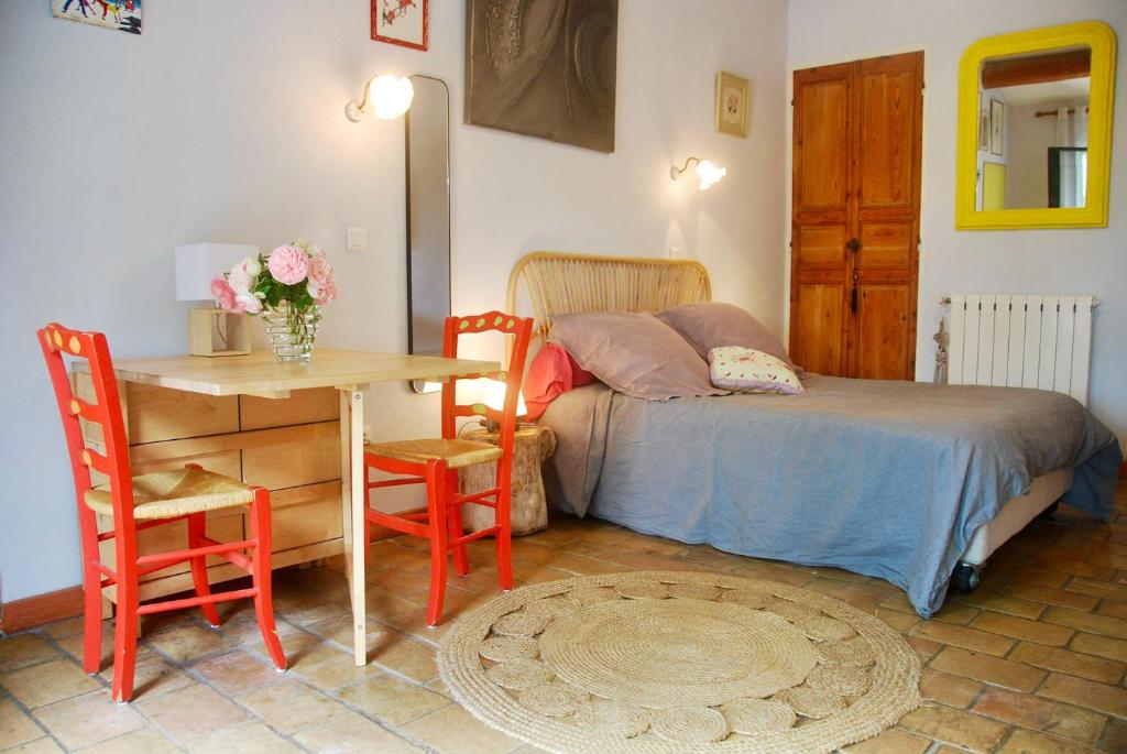 Ένα ή περισσότερα κρεβάτια σε δωμάτιο στο Les Volets Bleus Provence