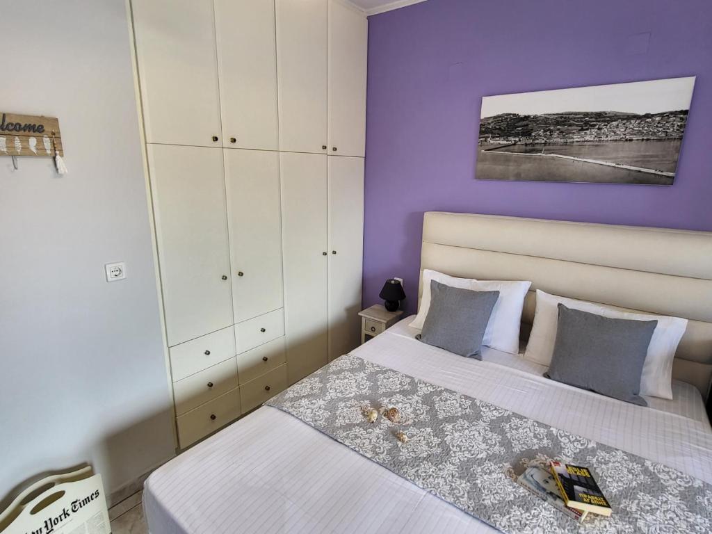 A bed or beds in a room at Colourful apartments (Violet sky)
