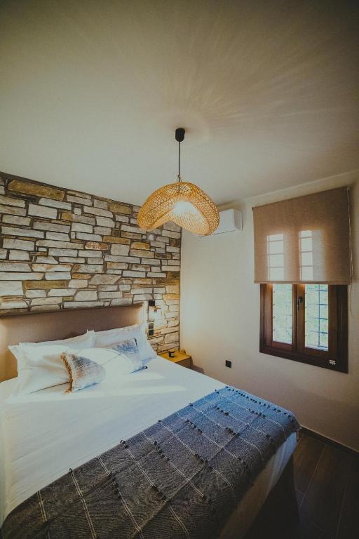 Postel nebo postele na pokoji v ubytování Peri Elxis Luxury Suites