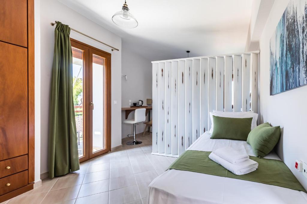 Postel nebo postele na pokoji v ubytování Aegeon Hotel