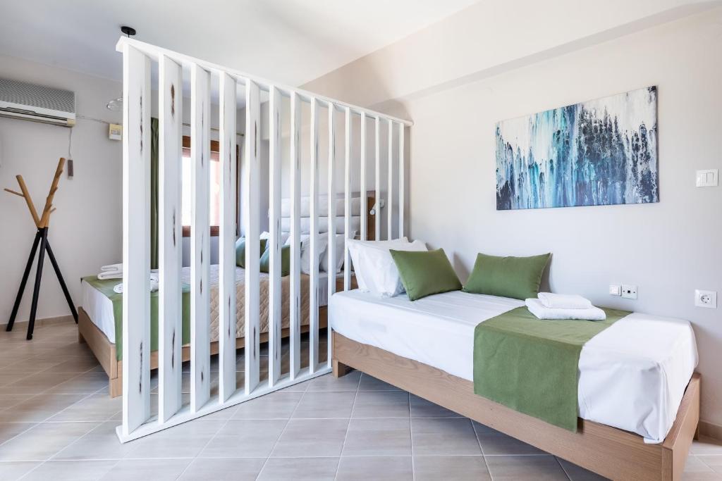 Postel nebo postele na pokoji v ubytování Aegeon Hotel