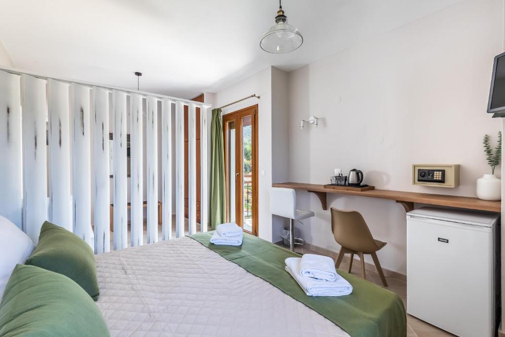 TV a/nebo společenská místnost v ubytování Aegeon Hotel