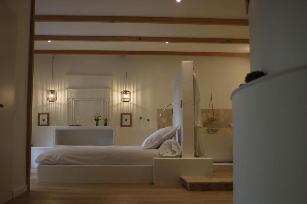 Voodi või voodid majutusasutuse Malis Castera Le Petit Château toas