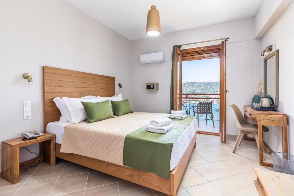 Postel nebo postele na pokoji v ubytování Aegeon Hotel