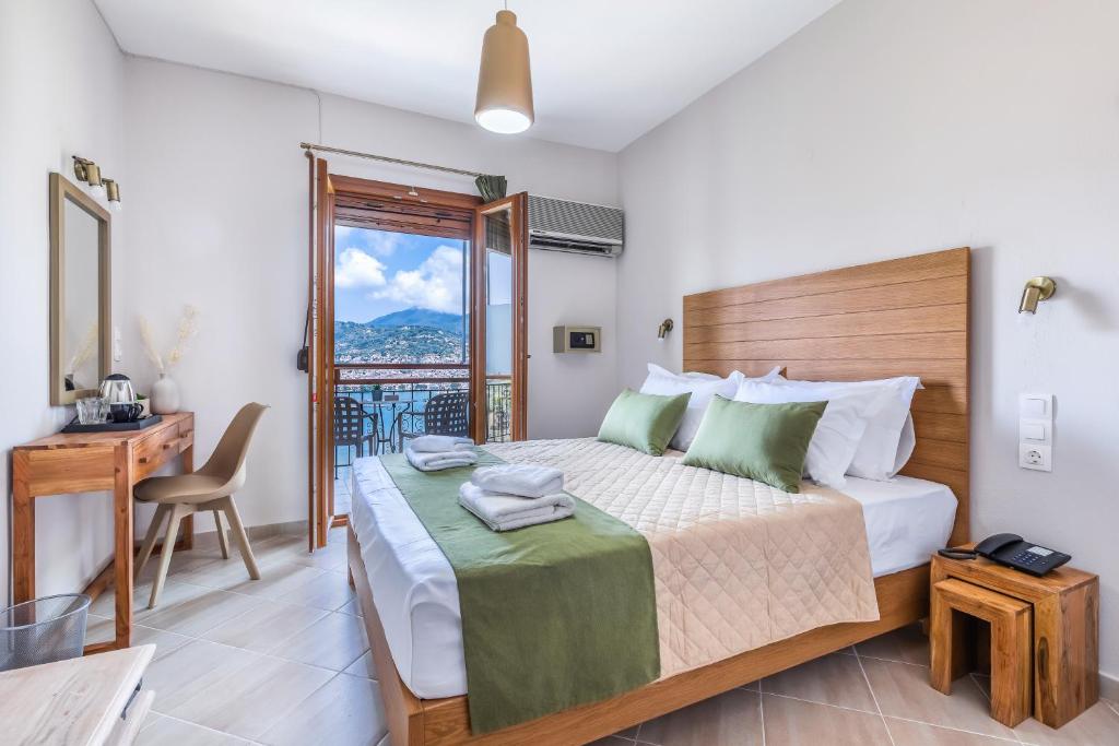 Postel nebo postele na pokoji v ubytování Aegeon Hotel