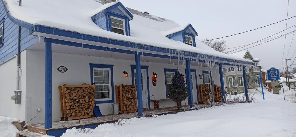 La Maison Bleue saat musim dingin