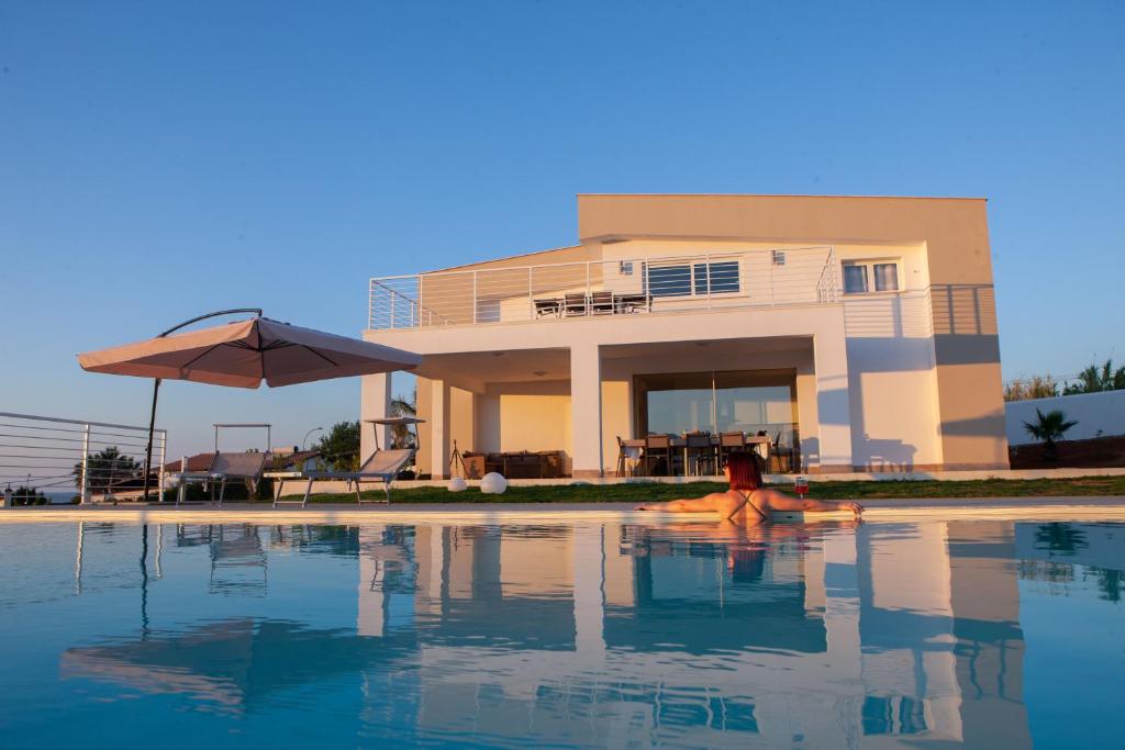 Bazén v ubytovaní Villa Lombardo Luxury alebo v jeho blízkosti