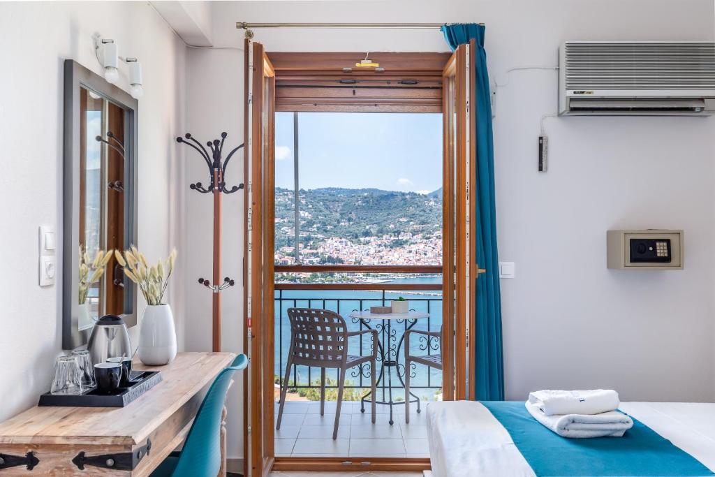 Nespecifikovaný výhled na hory nebo výhled na hory při pohledu z hotelu
