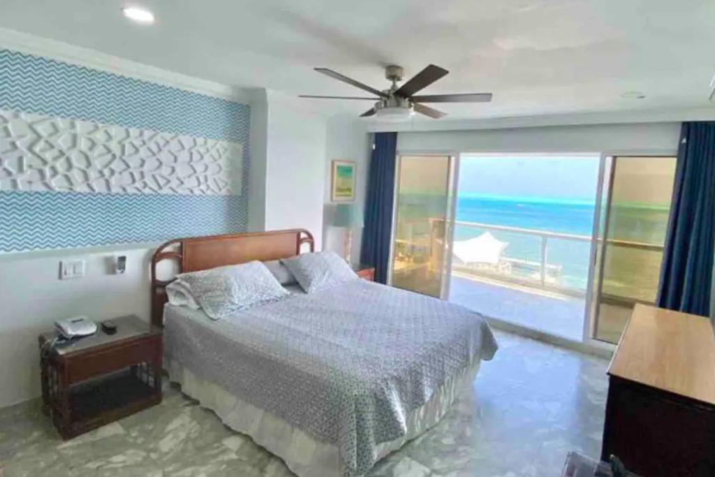 圣安德烈斯Apartamento con Espectacular Vista al Mar en San Andrés Sun Rise的一间带床的卧室，可欣赏海景