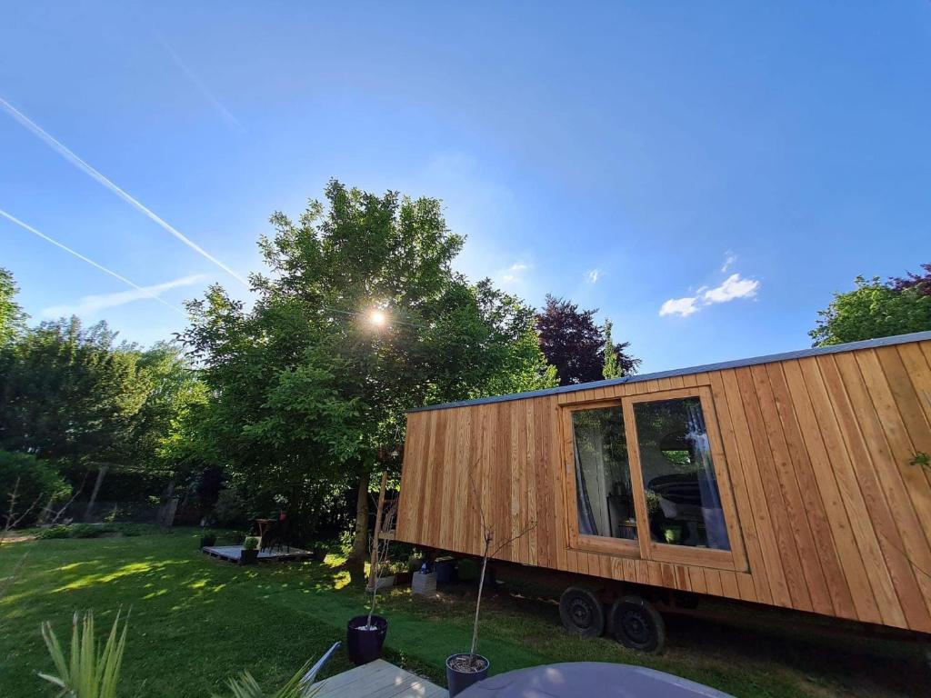 una casita en un remolque en un patio en La Cabane Enchantée - Votre Pause Arborée, en La Bruyère