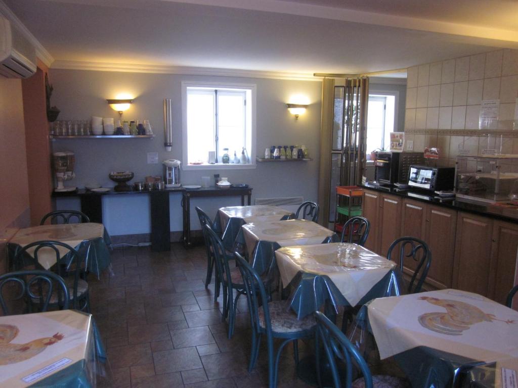 Kuchyň nebo kuchyňský kout v ubytování Hôtel Manoir de l'Esplanade