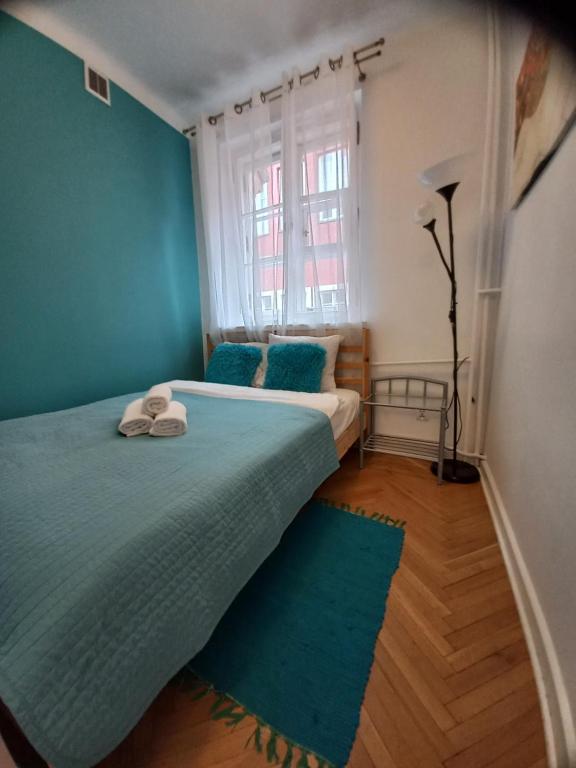 Posteľ alebo postele v izbe v ubytovaní APARTAMENTY-MI PLAC ZAMKOWY