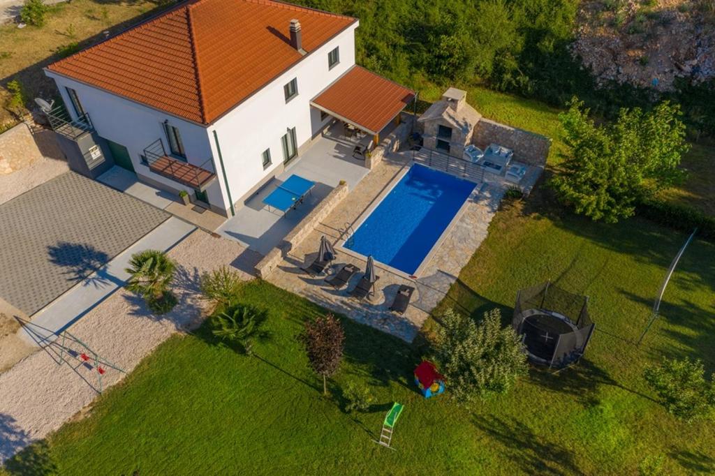 Bazén v ubytovaní Villa Karina Grubine,Imotski alebo v jeho blízkosti