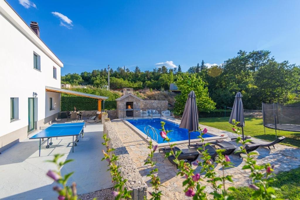Bazén v ubytovaní Villa Karina Grubine,Imotski alebo v jeho blízkosti