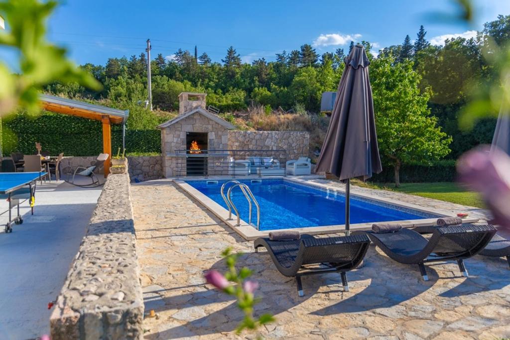 Bazén v ubytovaní Villa Karina Grubine,Imotski alebo v jeho blízkosti
