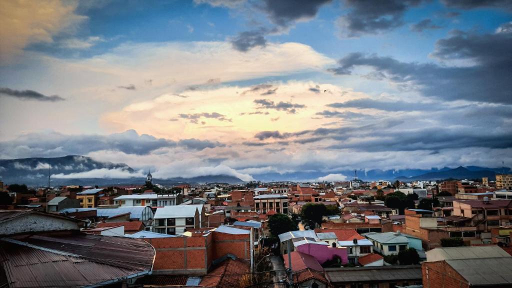 a view of a city under a cloudy sky at Studio Mirador, todo lo que necesitas para disfrutar in Tarija