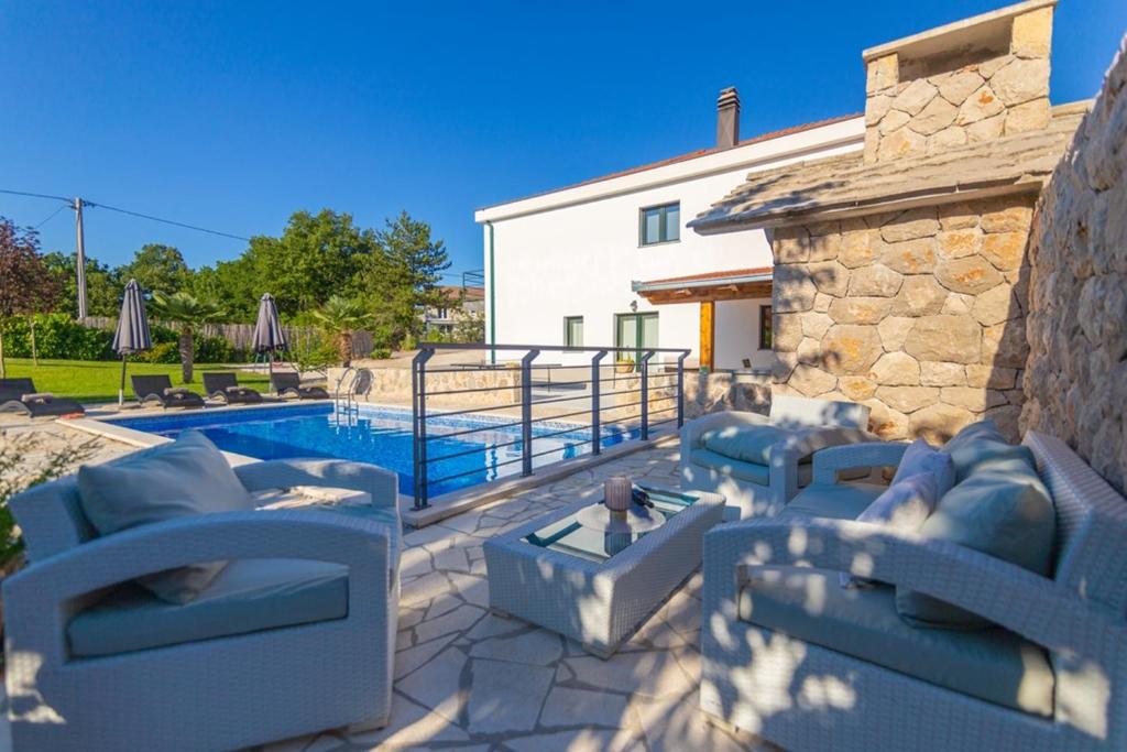 Bazén v ubytovaní Villa Karina Grubine,Imotski alebo v jeho blízkosti
