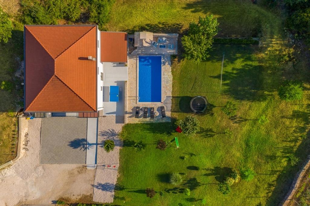 Bazén v ubytovaní Villa Karina Grubine,Imotski alebo v jeho blízkosti