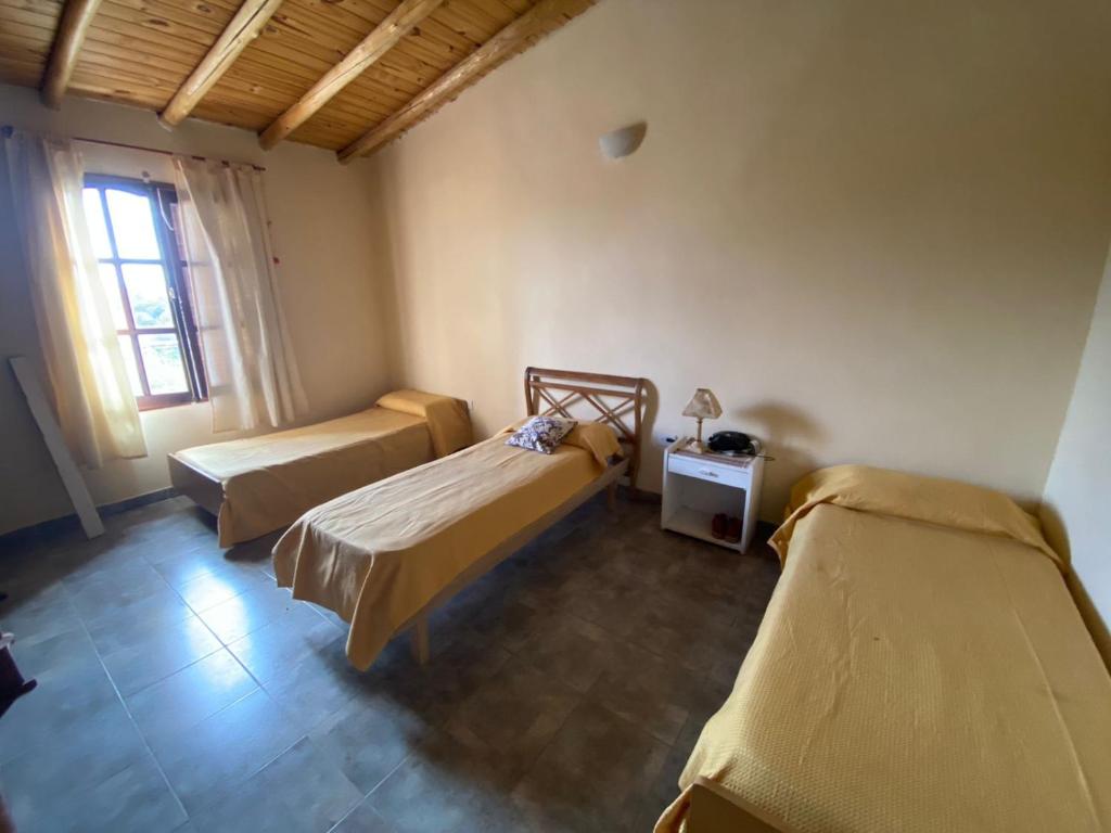 een kamer met twee bedden en een raam bij La Maru in Villa Giardino