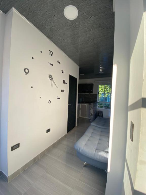 reloj en la pared en la sala de estar en Apartamento vacacional Galeon Doradal, en Doradal