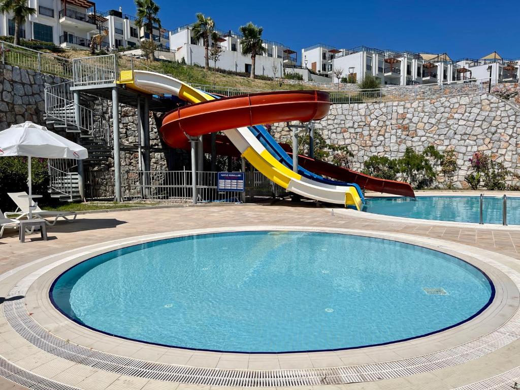 Bazén v ubytování Beach front apartment nebo v jeho okolí