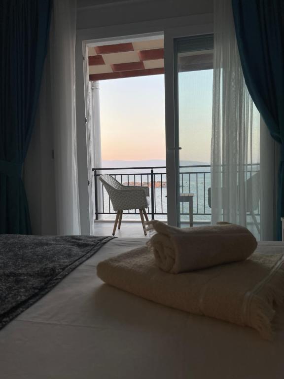 Postel nebo postele na pokoji v ubytování Beach front apartment