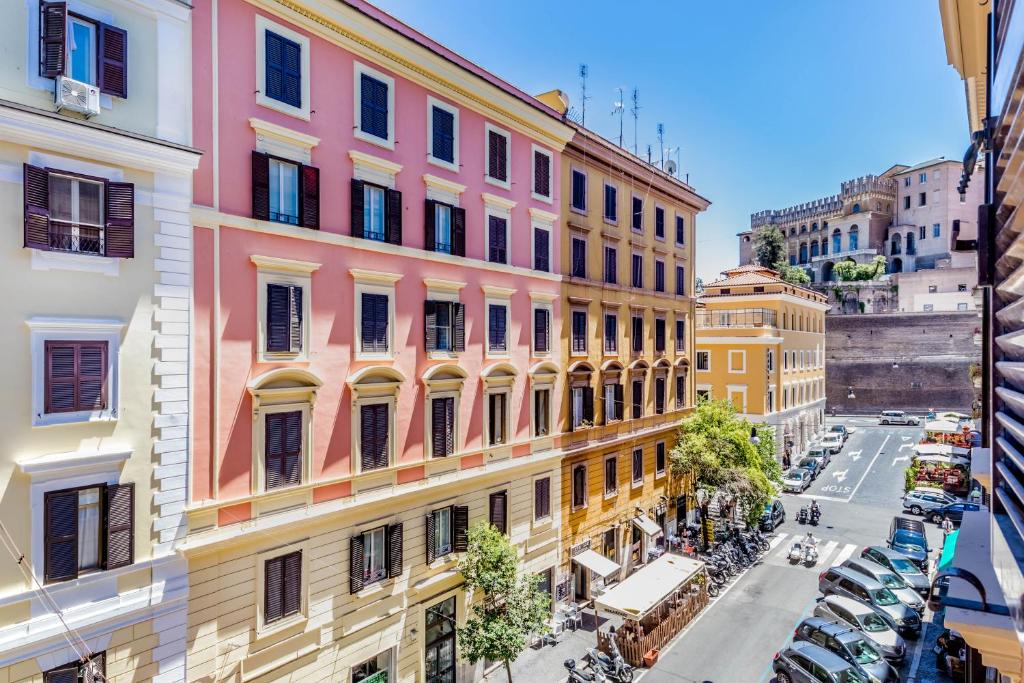 einen Blick über eine Stadtstraße mit Gebäuden in der Unterkunft Domus Camilla in Rom