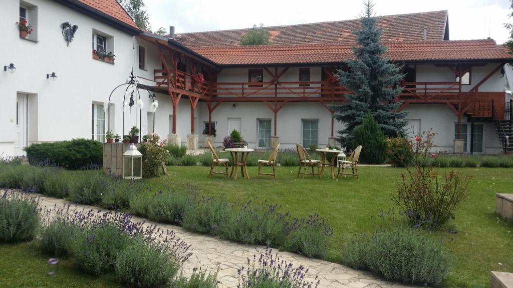 a house with a yard with a table and chairs at Green Club in Tursko