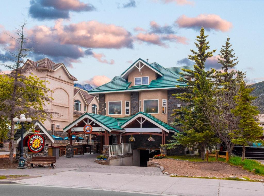 un gran edificio con techo verde en una calle en Samesun Banff Hostel, en Banff