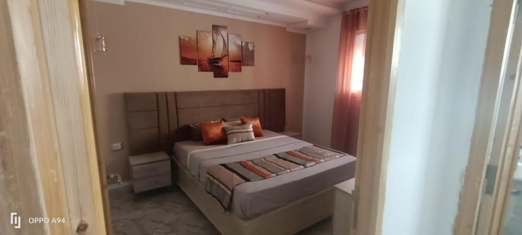 1 dormitorio pequeño con 1 cama en una habitación en Residence Anas Kelibia, en Kelibia