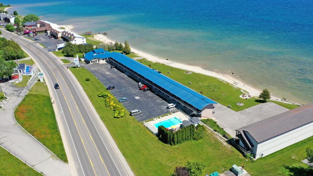 A bird's-eye view of Days Inn & Suites by Wyndham St. Ignace Lakefront