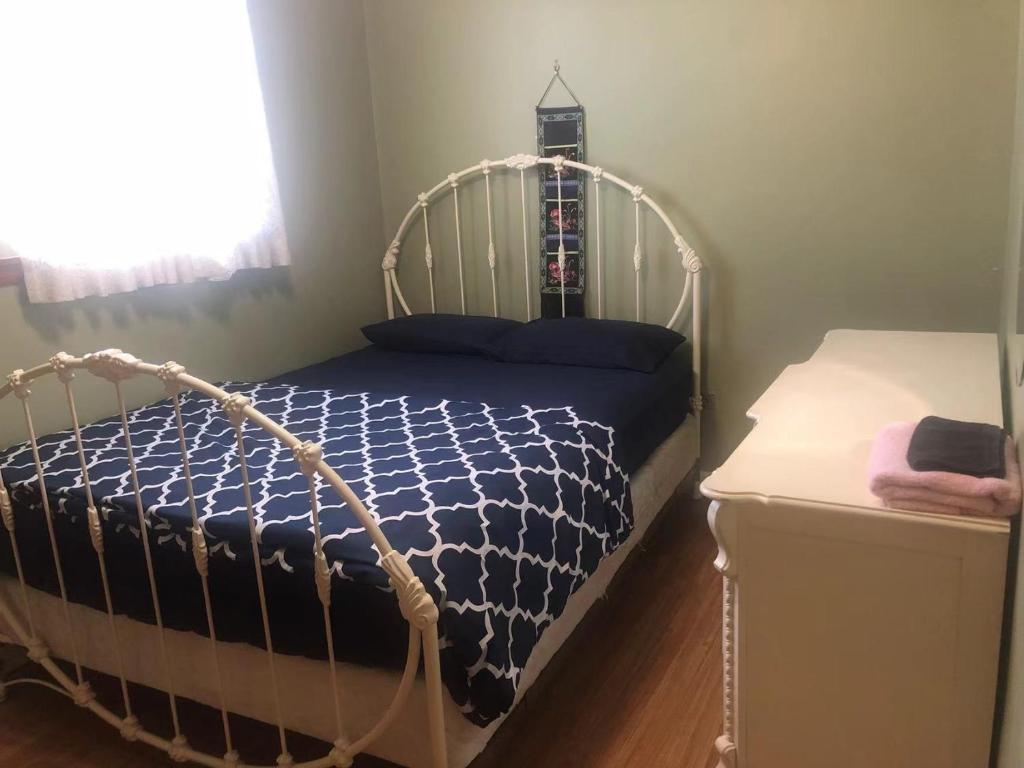 Ein Bett oder Betten in einem Zimmer der Unterkunft Ethan Golden LLC