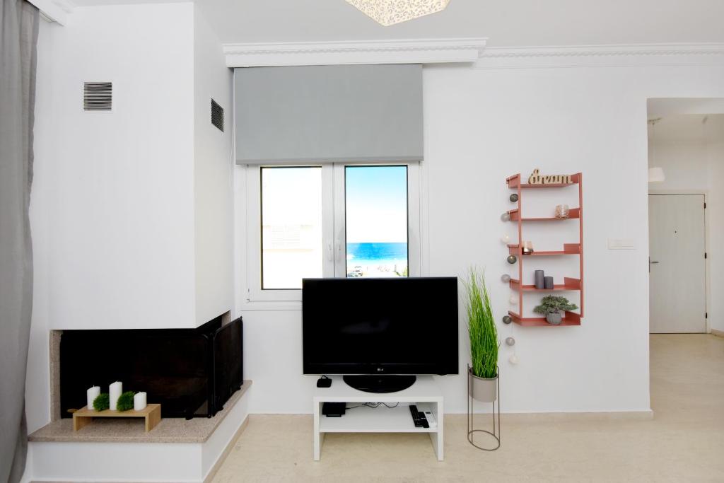 TV a/nebo společenská místnost v ubytování Naya Ixia Rhodes Apartment