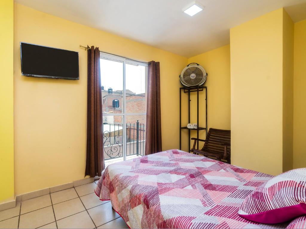 TV a/nebo společenská místnost v ubytování Hotel Zaragoza, San Juan de los Lagos