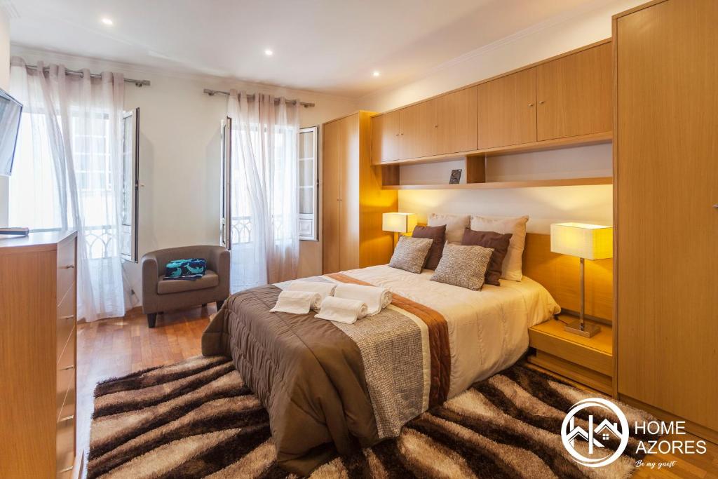 Uma cama ou camas num quarto em Home Azores - Calheta Suites Downtown