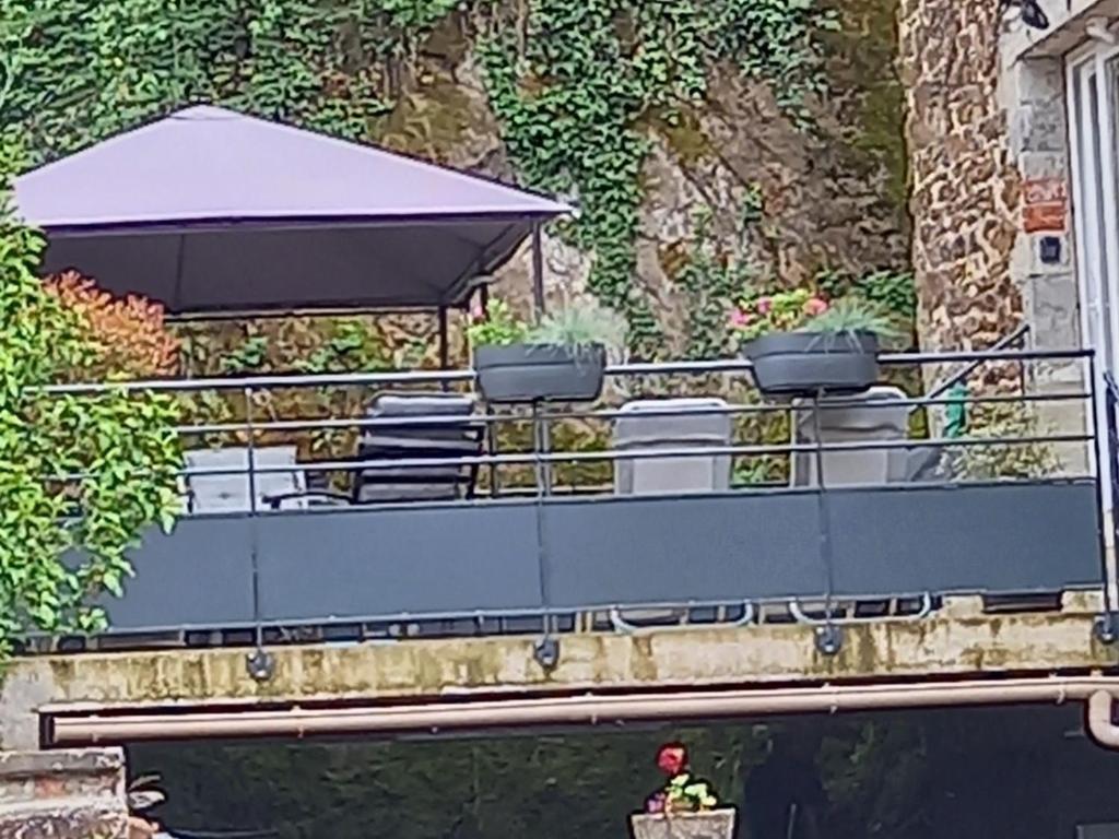 Balkón alebo terasa v ubytovaní Gîte cosy avec jeux et terrasse à Auzon - FR-1-582-338