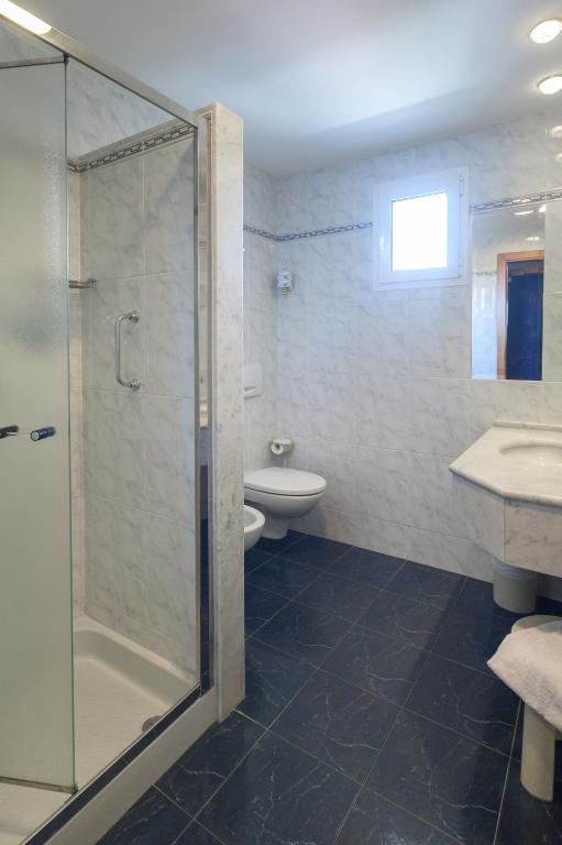 Koupelna v ubytování Atilius Hotel & Suites