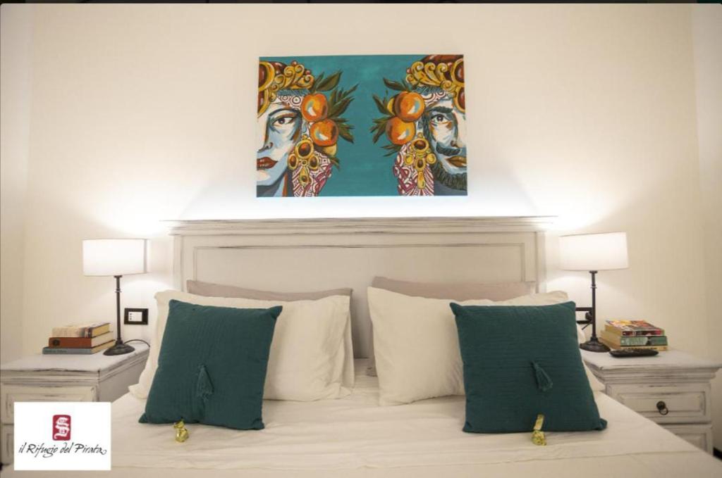 A bed or beds in a room at Il Rifugio Del Pirata