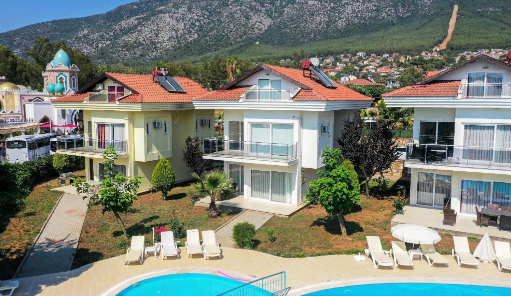z góry widok na dom z basenem w obiekcie Villa Anemon w mieście Fethiye