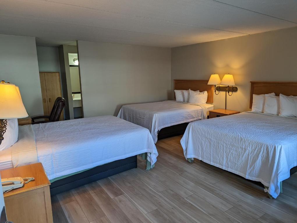 Postel nebo postele na pokoji v ubytování Days Inn by Wyndham Birch Run
