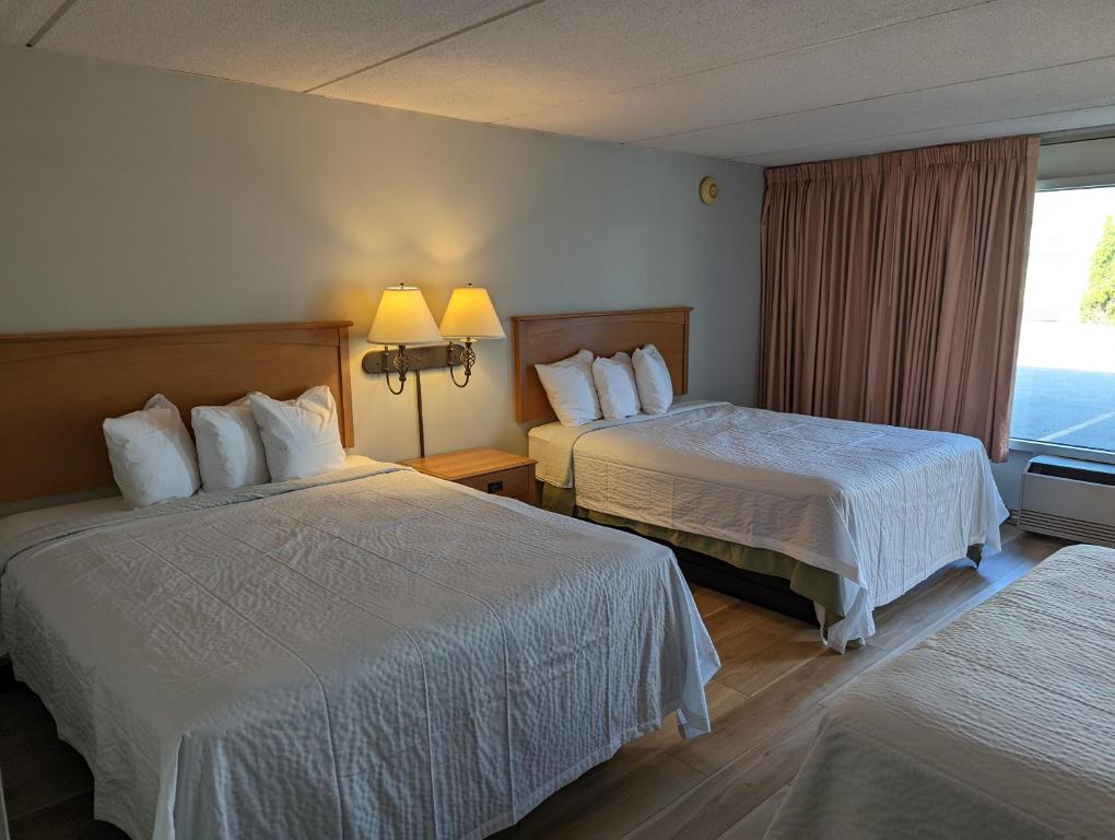 Postel nebo postele na pokoji v ubytování Days Inn by Wyndham Birch Run