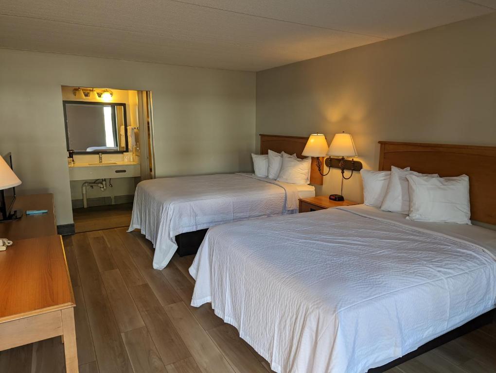 Postel nebo postele na pokoji v ubytování Days Inn by Wyndham Birch Run