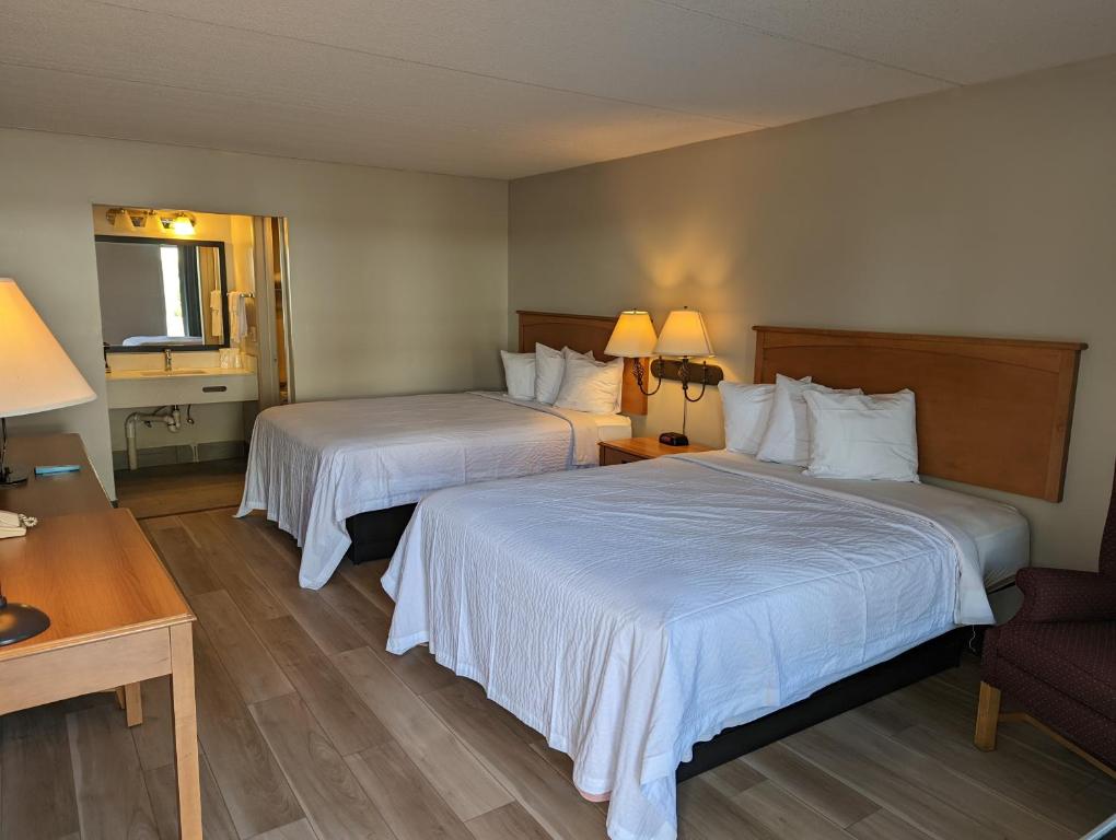 Postel nebo postele na pokoji v ubytování Days Inn by Wyndham Birch Run