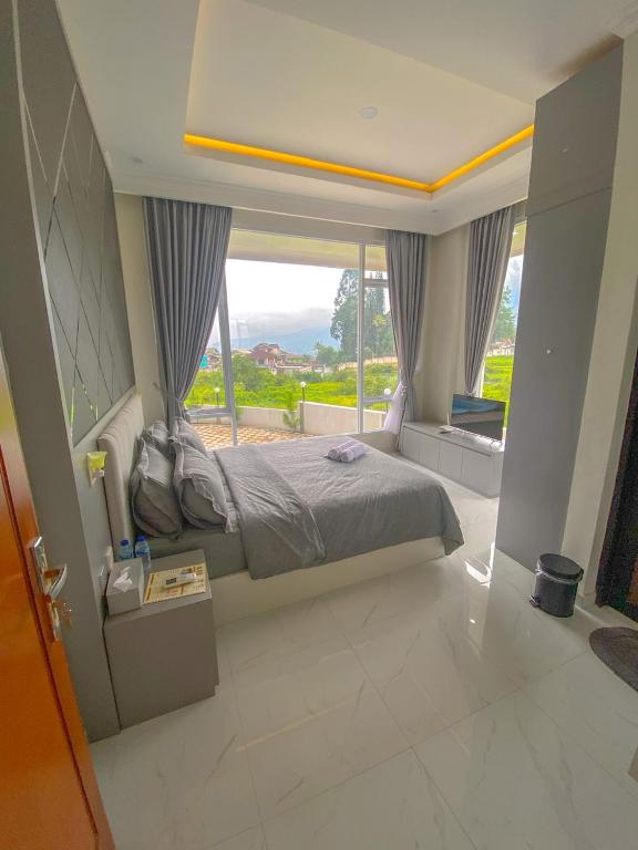 Postel nebo postele na pokoji v ubytování Algara Puncak Hotel